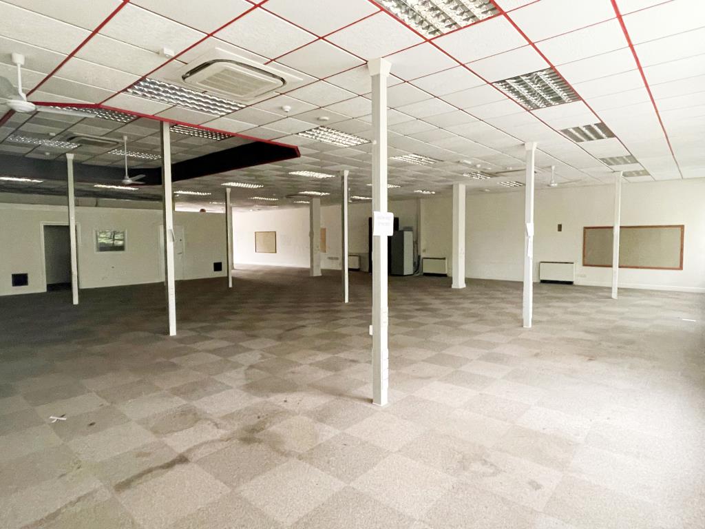 Lot: 68 - SUBSTANTIAL OFFICE PREMISES ON POPULAR BUSINESS PARK -